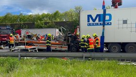 Nehoda u Průhonic zablokovala 20. května 2021 dálnici D1 ve směru na Prahu.
