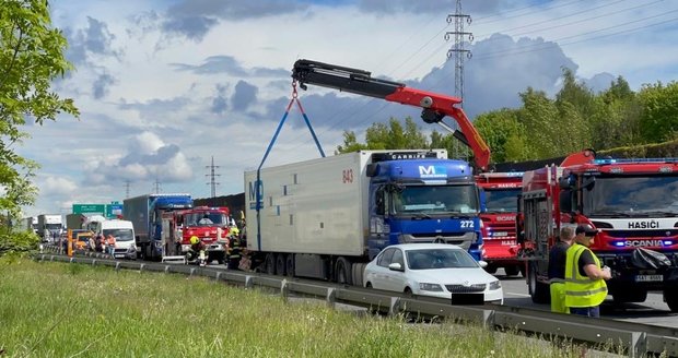 Nehoda u Průhonic zablokovala 20. května 2021 dálnici D1 ve směru na Prahu.