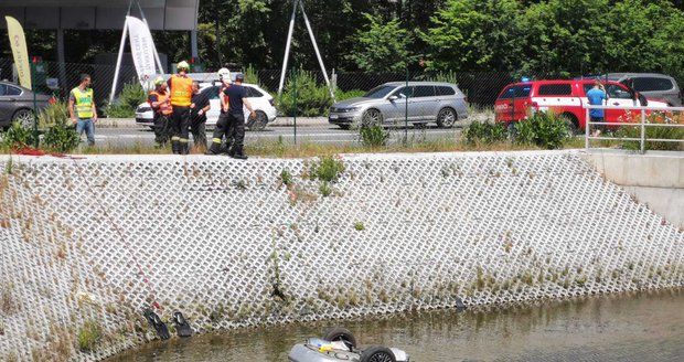 Šílená nehoda v Průhonicích: Auto spadlo do hluboké nádrže, hrdinové zachránili řidiči život