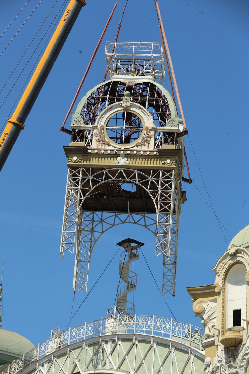 Sundávání hodinové věže z Průmyslového paláce. (22. června 2022)