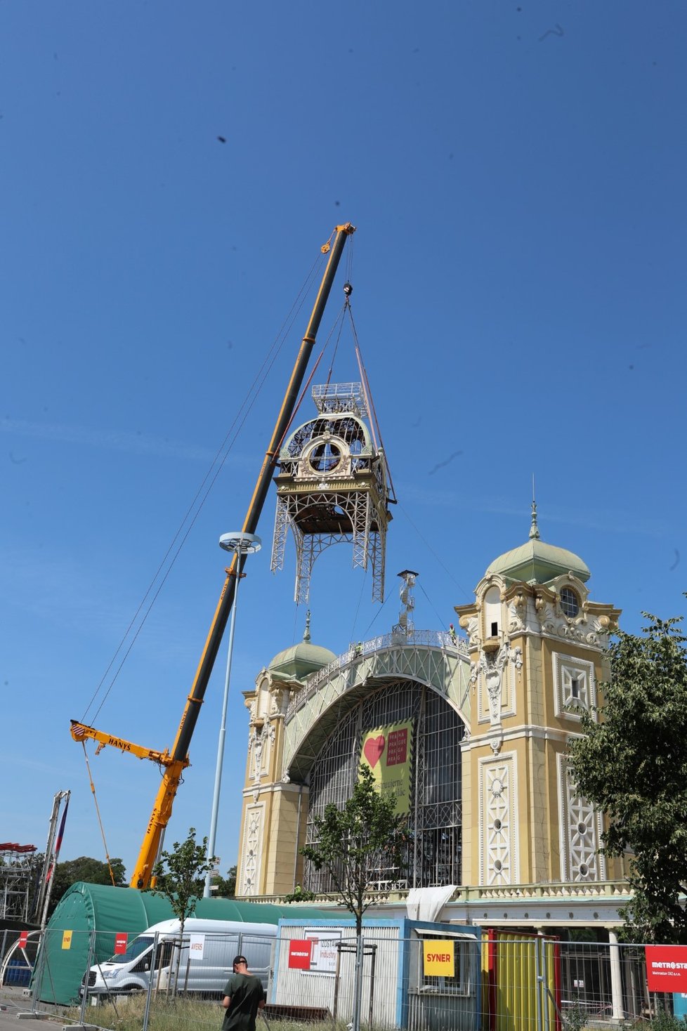 Sundávání hodinové věže z Průmyslového paláce. (22. června 2022)