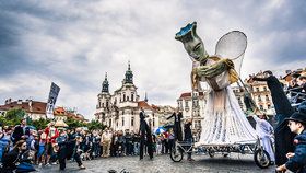 Obří loutky projdou Prahou! Rozveselí adventní neděle, v ulicích přibudou i „ostrůvky živého umění“