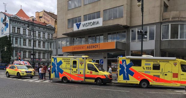 Během průvodu Prague Pride se zranil jeden muž, spadl z vozu.