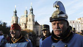 Prahou pochodovaly uniformy: Průvod oslavoval vojevůdce, pro kterého skládal i Strauss