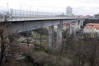 Vyjednavači muži rozmluvili skok z brněnského mostu