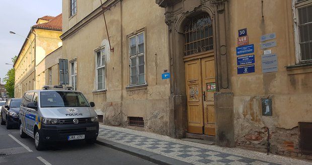 Psychicky nemocný muž unesl auto i s řidičem: Předstíral, že má zbraň