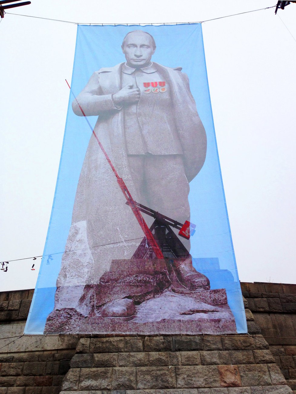 Putin na místě Stalinova památníku v Praze na Letné