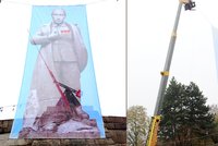 V Praze vyvěsili obřího Putina: Na místě, kde stál Stalin