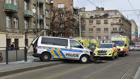 Policejní auto vjelo v Praze do zastávky plné lidí