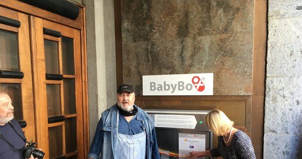 Radši by viděl miminka v popelnici? Vandal nepochopitelně opět zničil babybox v Karlových Varech