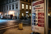 Turisté rušili obyvatele centra Prahy. Respektujte soukromí a klid, nabádají teď plakáty
