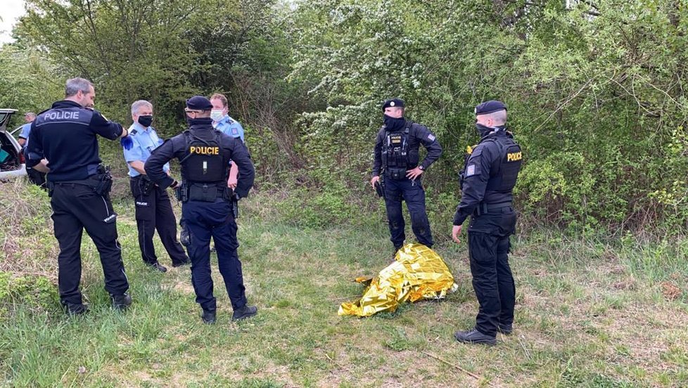 Muž unikal policistům  v Praze autem, snažil se jim uplavat v Berounce. Nakonec jej přesto policisté dostihli.