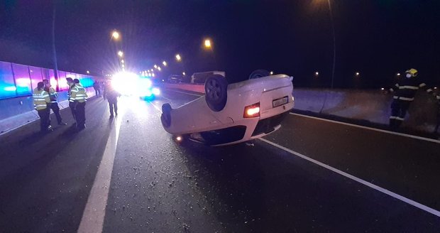 Na Radotínském mostě došlo k nehodě. Automobil skončil na střeše. (3. 3. 2021)