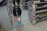 Muž v Radotíně naplnil nákupní vozík, odjel bez placení.