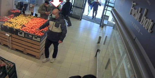 Muž v Radotíně naplnil nákupní vozík, odjel bez placení. Po 14 dnech se vrátil s jinou vizáží.