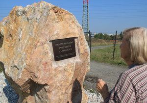 Středověké pohřebiště se dočkalo po více než tisíci letech památníku.