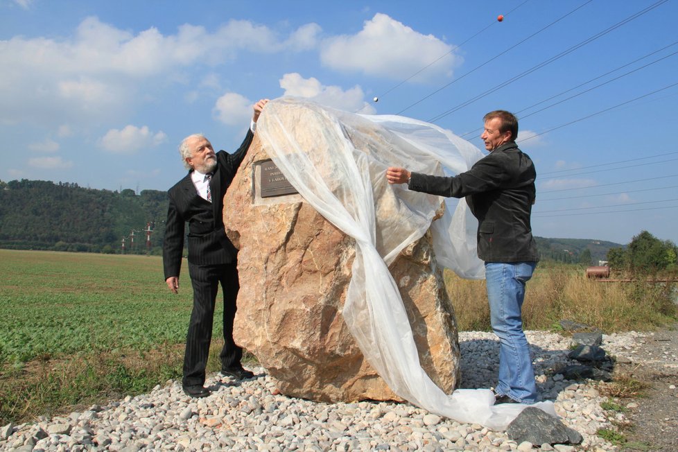 Odhalení uskutečnili Petr Binhack, předseda letopisecké komise, a Ladislav Damašek.