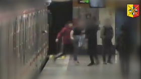 Pátrání po útočníkovi z pražského metra! Při rvačce spadli dva muži do kolejiště a zranili se