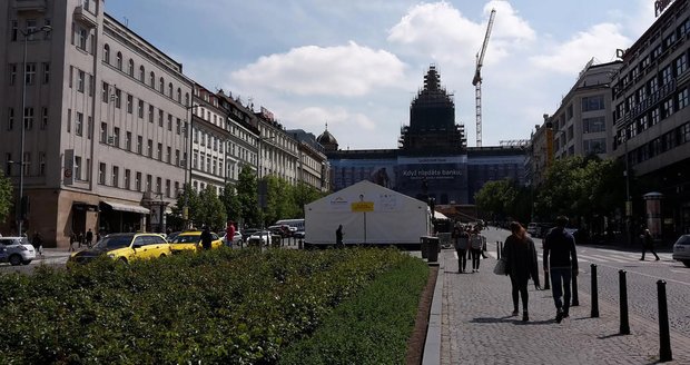 Na Václavském náměstí ordinují kožní lékaři: Zdarma prohlédnou kolemjdoucím znaménka