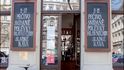 Dobře: Tabule správně umístěné souměrně vedle vstupu do provozovny. Dobře: Tabule správně umístěné souměrně vedle vstupu do provozovny.