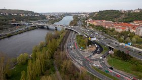 Barrandovský most už si vzali na paškál silničáři. Jen kvůli rozmístění dopravního značení vznikaly kolony, bude hůř