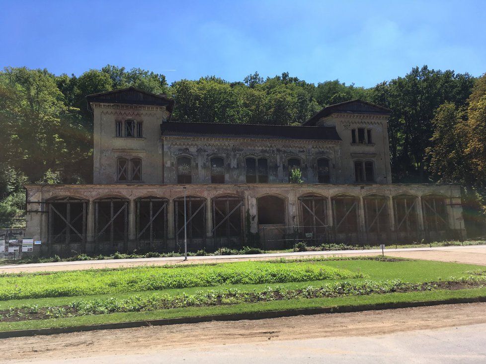 Venkovní parter u Šlechtovy restaurace se dočká revitalizace.