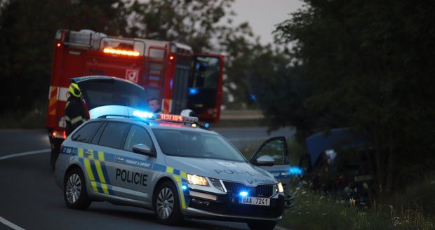 V Řeporyjích boural opilý řidič. Přivodil si lehká poranění a poničil si vůz.