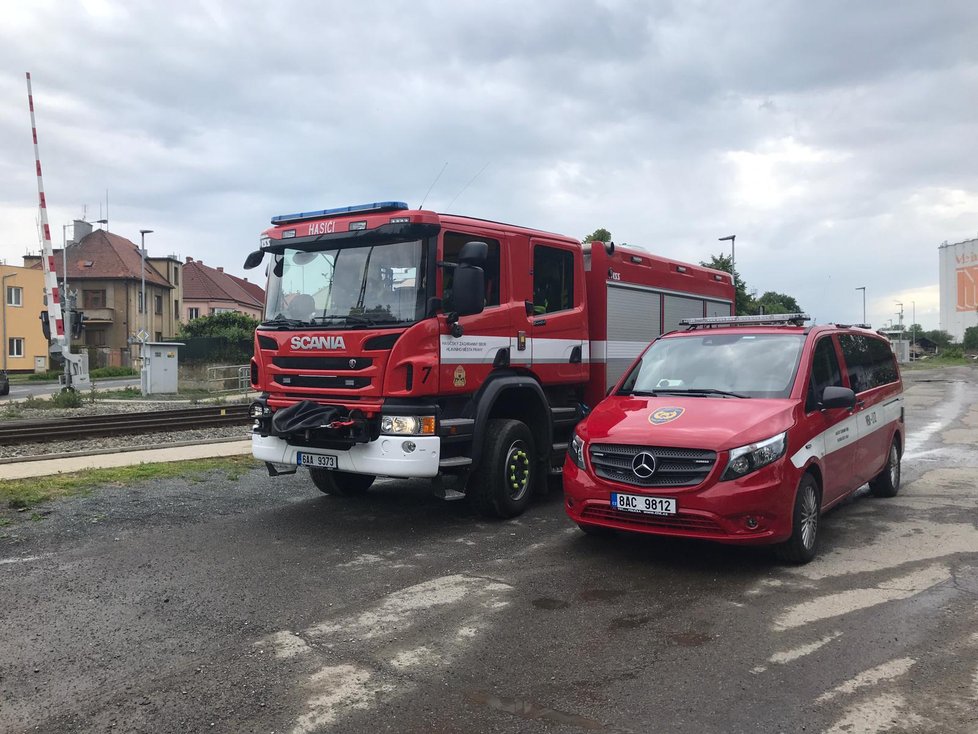 V pražských Řeporyjích byla nalezena podezřelá obálka. Její obsah přijeli prověřit hasiči z chemické jednotky.