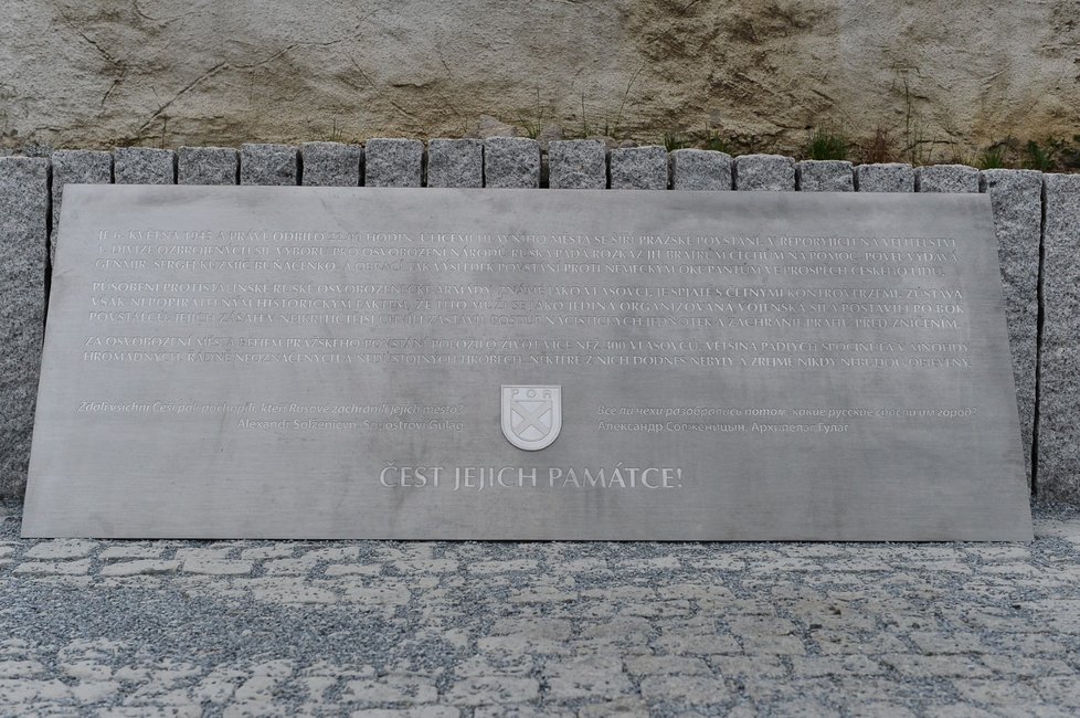 Ve čtvrtek 30. dubna byla v Řeporyjích položena pamětní deska za vlasovce a vztyčen pomník od neznámého umělce.