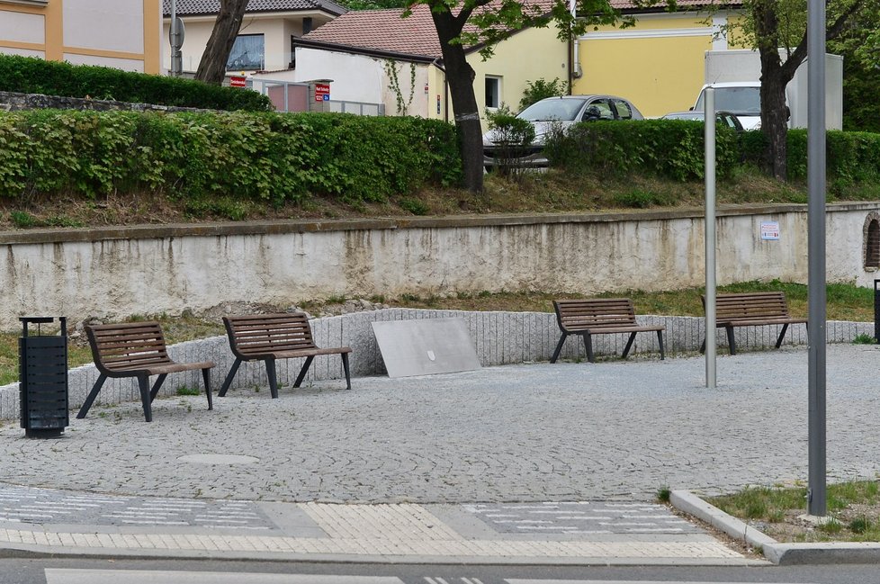 Ve čtvrtek 30. dubna byla v Řeporyjích položená pamětní deska za vlasovce a vztyčen pomník od neznámého umělce.