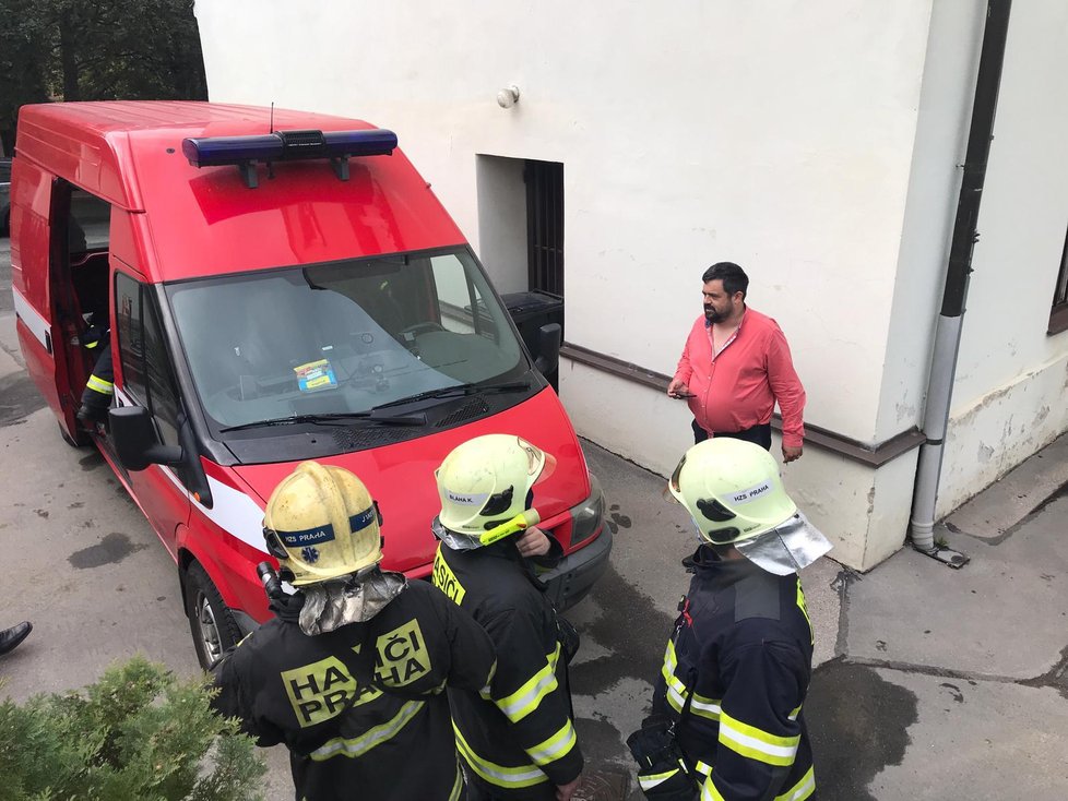 V pražských Řeporyjích byla nalezena podezřelá obálka. Její obsah přijeli prověřit hasiči z chemické jednotky.