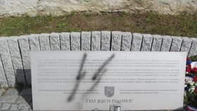 Vandal posprejoval pomník vlasovců v Řeporyjích. Případ řeší policie