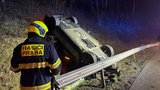 Hrozivá nehoda v Řepích: Auto skončilo na střeše! Sejmulo i dvě lampy a svodidla