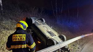 Hrozivá nehoda v Řepích: Auto skončilo na střeše! Sejmulo i dvě lampy a svodidla