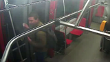Šílené video! Opilec v Řepích demoloval tramvaj, škoda 400 tisíc. Poznáte ho?