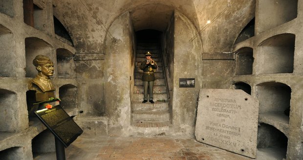 Památník heydrichiády možná převezmou vojenští historici. Praha čeká na vnitro