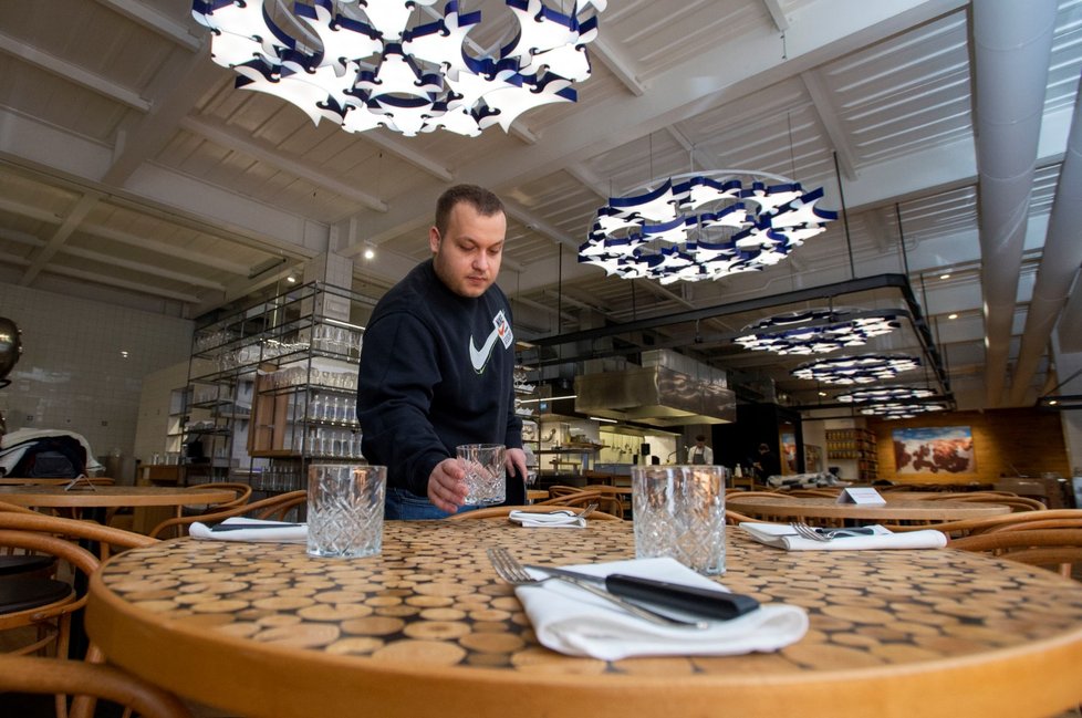 Personál pražské restaurace Čestr se připravuje na příchod hostů. Po zmírnění vládních opatření proti šíření koronaviru se mohou znovu otevřít restaurace a stravovací zařízení (3. 12. 2020).