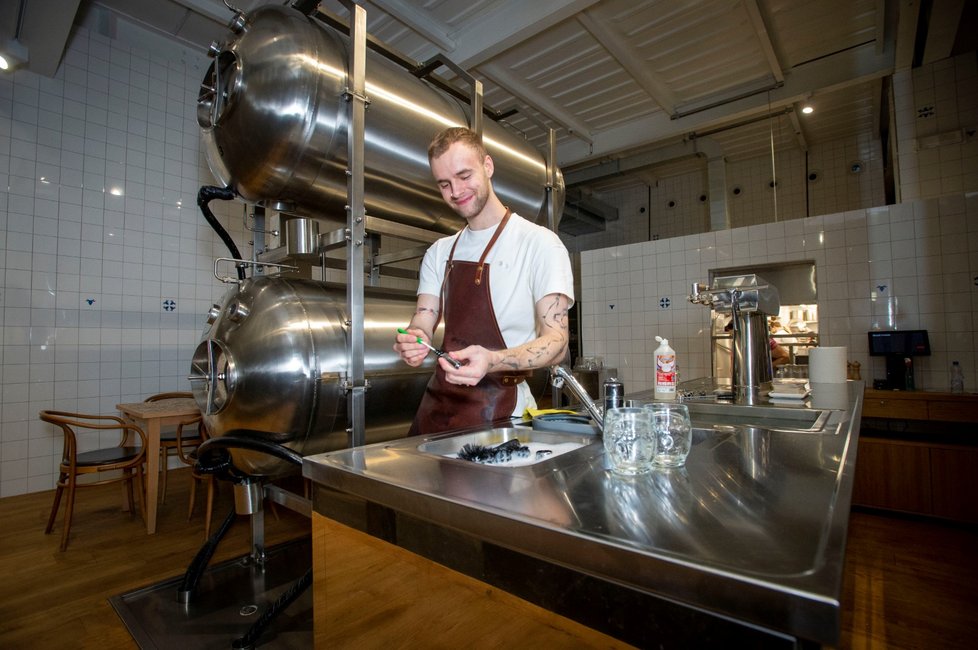 Personál pražské restaurace Čestr se připravuje na příchod hostů. Po zmírnění vládních opatření proti šíření koronaviru se mohou znovu otevřít restaurace a stravovací zařízení (3. 12. 2020)