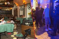 Hooligans vymlátili restauraci v centru Prahy: Útočili s mačetami a obušky!
