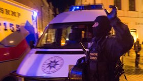 Skupina hooligans ze zahraničí zaútočila na restauraci v centru Prahy.