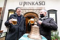 Pražákům přestane být hej: Pivo po novém roce v hospodách podražilo. O kolik si připlatí?