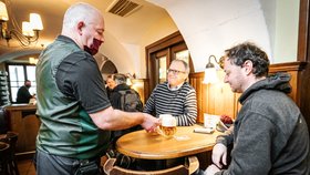 Znovuotevření pražské Restaurace u Pinkasů, 3. prosince 2012.