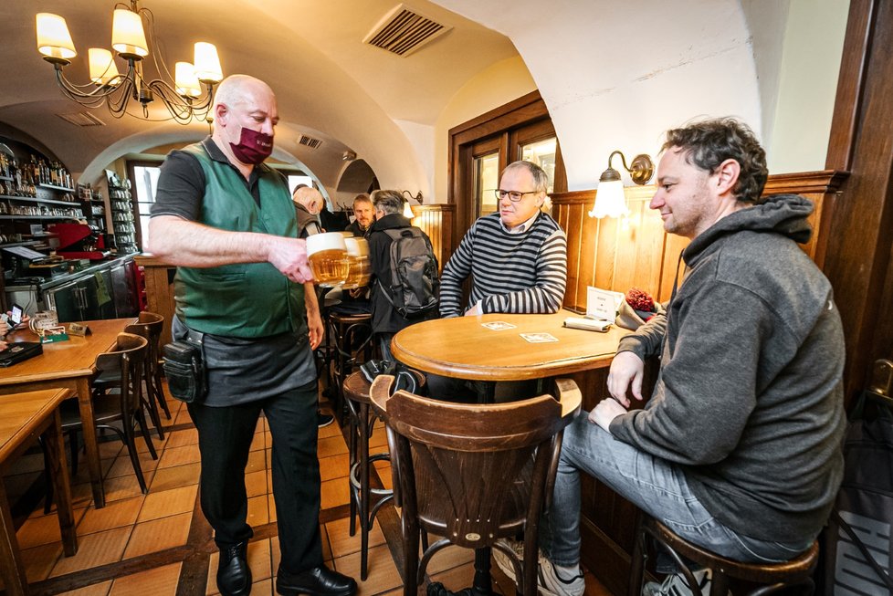 Znovuotevření pražské Restaurace u Pinkasů, 3. prosince 2012.