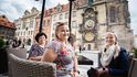 Lea, Jana a&nbsp;Erika se poznaly v&nbsp;Indii. Teď nad mojitem u&nbsp;orloje objevují krásy centra Prahy.