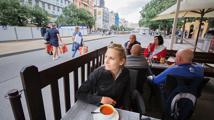 Autorka na Václaváku s fazolačkou za čtyřicet pozoruje české turisty plně využívající přednosti tržní ekonomiky