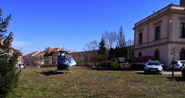 Muž spadl z 20metrové skály v Řevnicích u Prahy (31. března 2021).