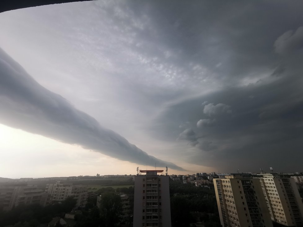 Roll cloud nad Prahou (20. června 2022)