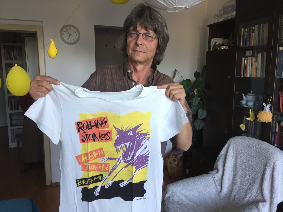 Zbyněk Jaroš ukazuje zdařilý padělek trika věnované prvnímu koncertu Rolling Stones v Praze.