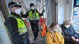 První den s respirátory místo roušek v Praze: Strážníci se soustředí zatím hlavně na lidi bez ochrany