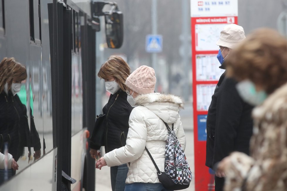 Povinnost nosit respirátory místo roušek začala platit 25. února 2021.